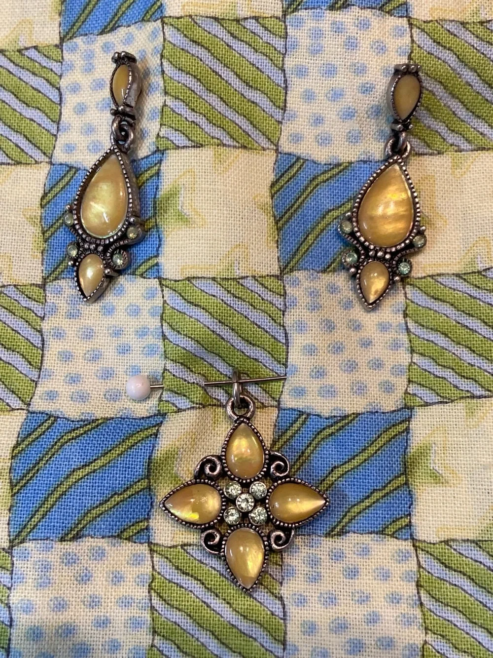 Vintage-Inspired Yellow & Green Teardrop Earring and Pendant Set